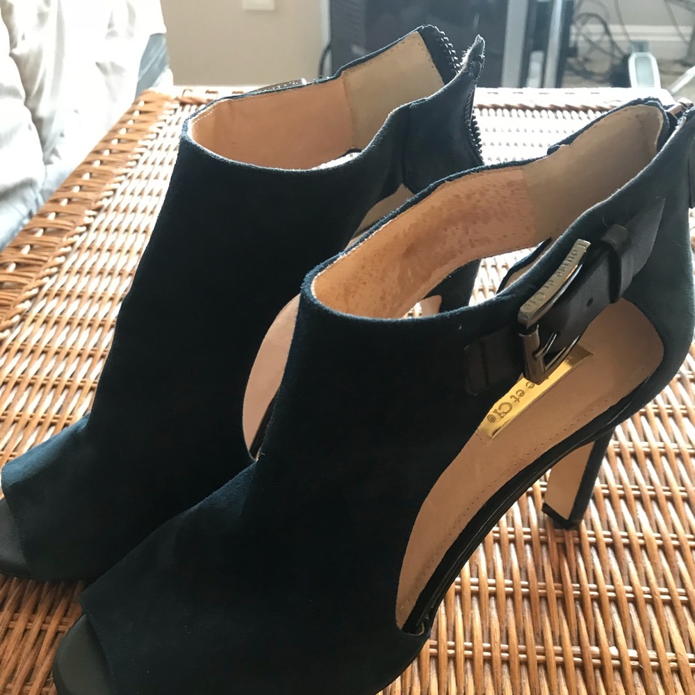 Navy heels